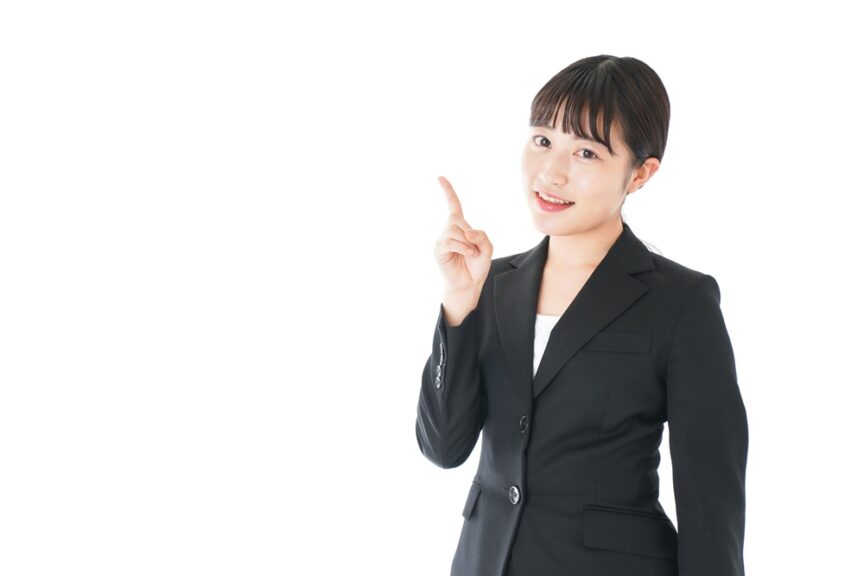 ポイントを示すスーツを着たビジネスウーマン