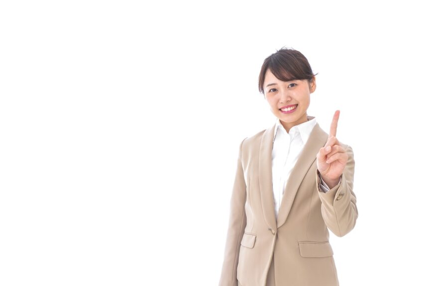 アドバイスをする若い女性医師