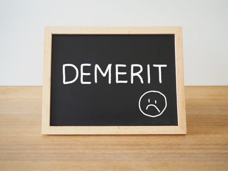 デメリット(Demerit)とチョークで書かれた黒板