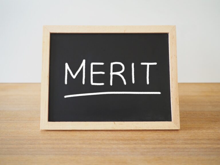 メリット(Merit)とチョークで書かれた黒板