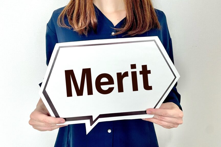 メリットについて伝える女性